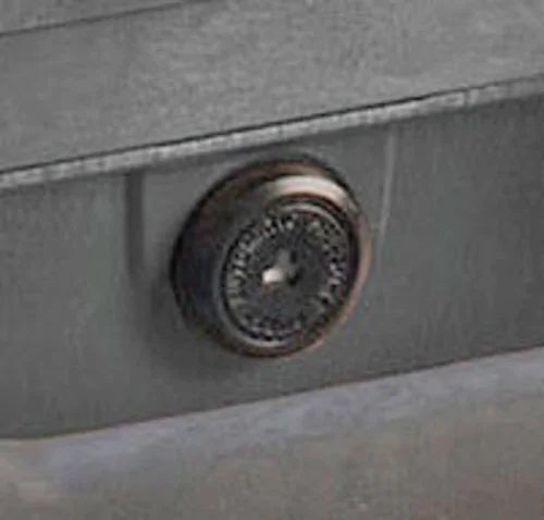 Automatic pressure equalisation valve
