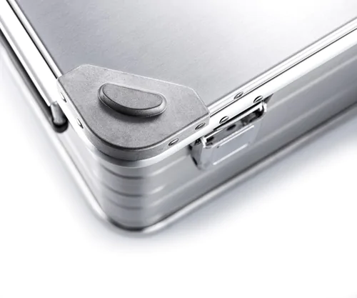 Heavy-duty stacking corners in cast aluminum, mounted with sturdy rivets.